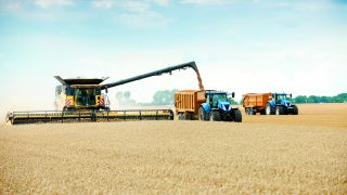 Combine breaks world record harvesting almost 800t in 8 hrs