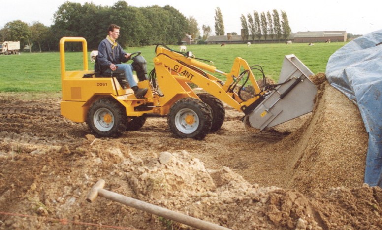 Giant Tobroco 'old' loading shovel