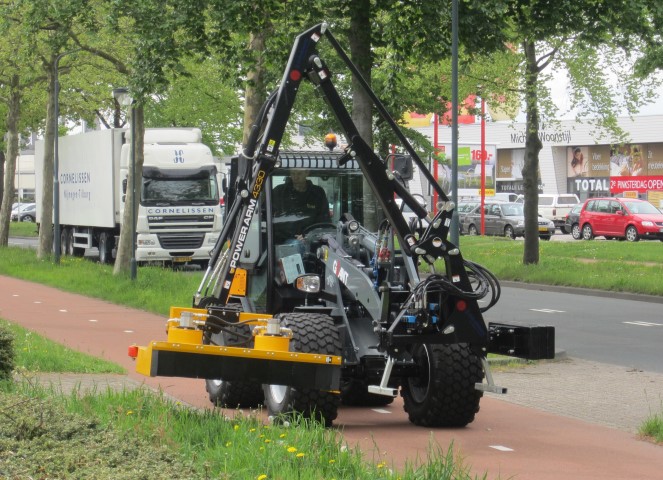 Giant loading shovel with verge trimmer