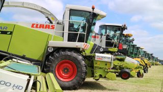 Video: Watch 104 silage harvesters in action – in one field