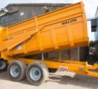 Auction report: See how 'fresh' trailers and kit fared in on-farm sale