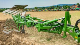 Sprawling machinery event draws a crowd…but is all about just one brand