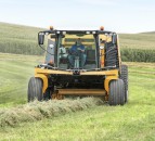 Latest self-propelled round baler ‘makes good operators even better’