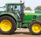 Auction report: 6-pot John Deere highlights from big tractor sale