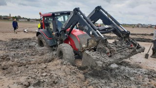 Tractor stuck on Exmouth beach for 2 days pulled free