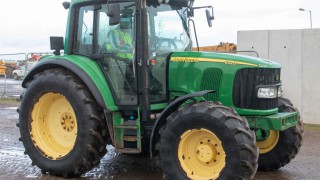Auction report: Drizzle deters some, but not all, Deere hunters