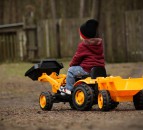 ‘Missing’ toddler drives to fair on toy tractor