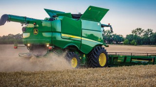 John Deere to roll out combine updates…and a money-back ‘guarantee’