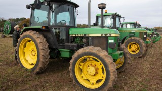 Auction report: Brisk bids for ‘classic’ and modern (on-farm) tractors