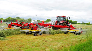 Video: Pottinger 4-rotor rake in Co. Cork keeps the harvester happy