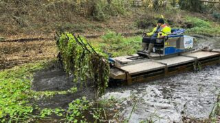 Environment Agency removes 700t of weeds from London river