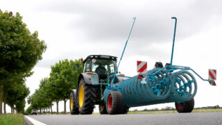 Lemken eases the transport of big furrow presses