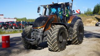 Valtra S Series boasts 5% power lift and 400L oil flow
