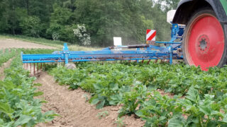 Lemken unveils first weed harrow during French demo