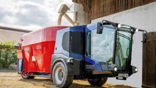 Siloking tames torque demand of trailed mixers